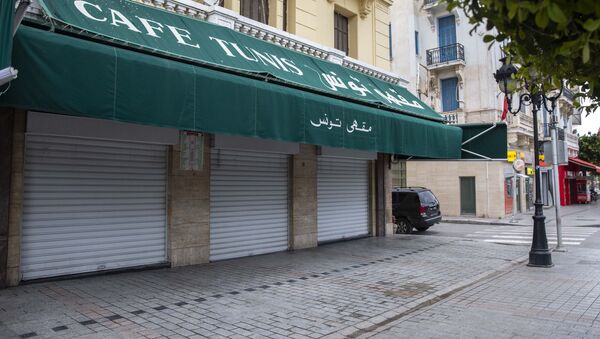 إغلاق مقهى في وسط المدينة قبل وقت قصير من حظر التجول على مستوى البلاد في تونس - سبوتنيك عربي