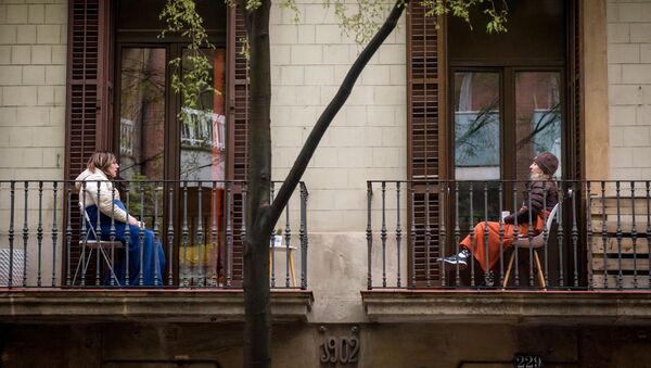 جارات يتحدثن عن بعد على شرفاتهن في برشلونة بعد فرض الحجر الصحي وحظر التجول، إسبانيا 25 مارس 2020 - سبوتنيك عربي