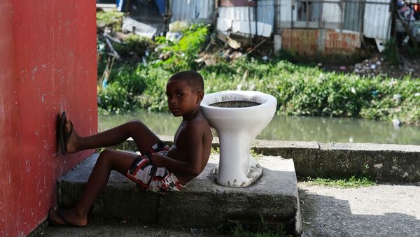 طفل في حي سيداد دي ديوس الفقير، أثناء تفشي فيروس كورونا في ريو دي جانيرو، البرازيل ، 22 مارس 2020 - سبوتنيك عربي