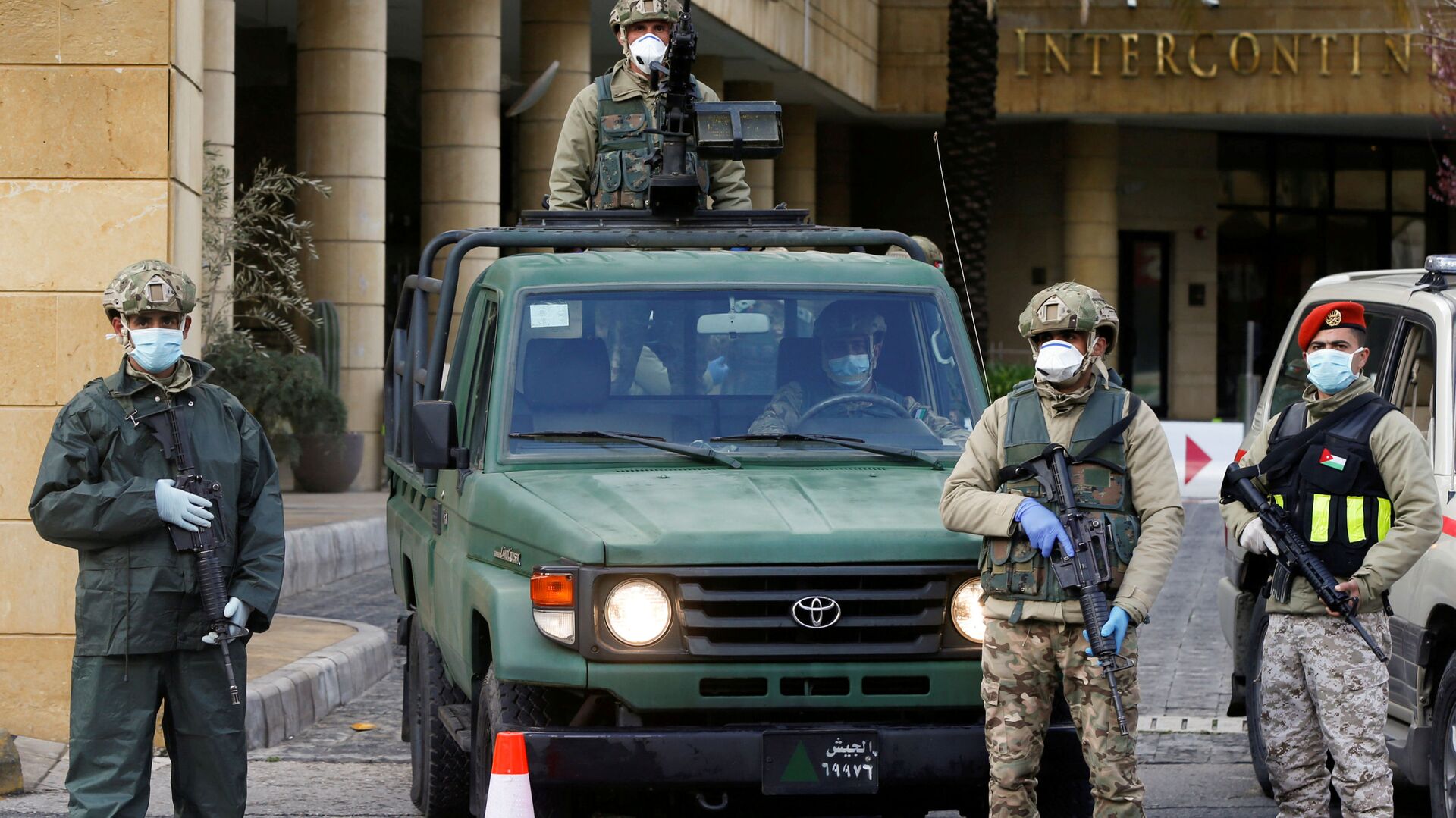 أفراد من الجيش الأردني يقف أمام فندق تحول إلى حجر صحي بسبب فيروس كورونا، عمان، الأردن، 18 مارس/ آذار 2020 - سبوتنيك عربي, 1920, 28.11.2021