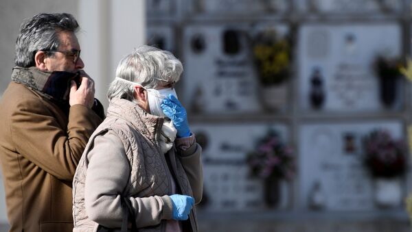 أقارب يحضرون جنازة امرأة توفيت بسبب مرض كورونا المستجد (COVID-19) حيث تكافح إيطاليا لاحتواء انتشار الفيروس - سبوتنيك عربي