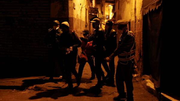 ضباط الشرطة يحتجزون رجلاً كسر الإغلاق في المدينة القديمة بالدار البيضاء - سبوتنيك عربي