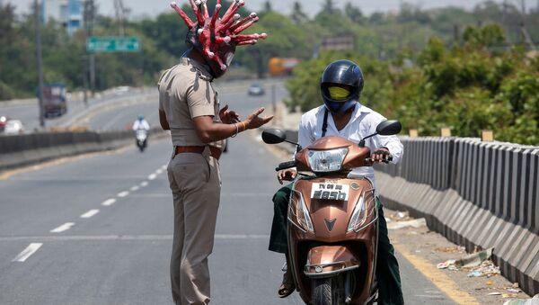شرطي يرتدي خوذة فيروس كورونا في الهند - سبوتنيك عربي
