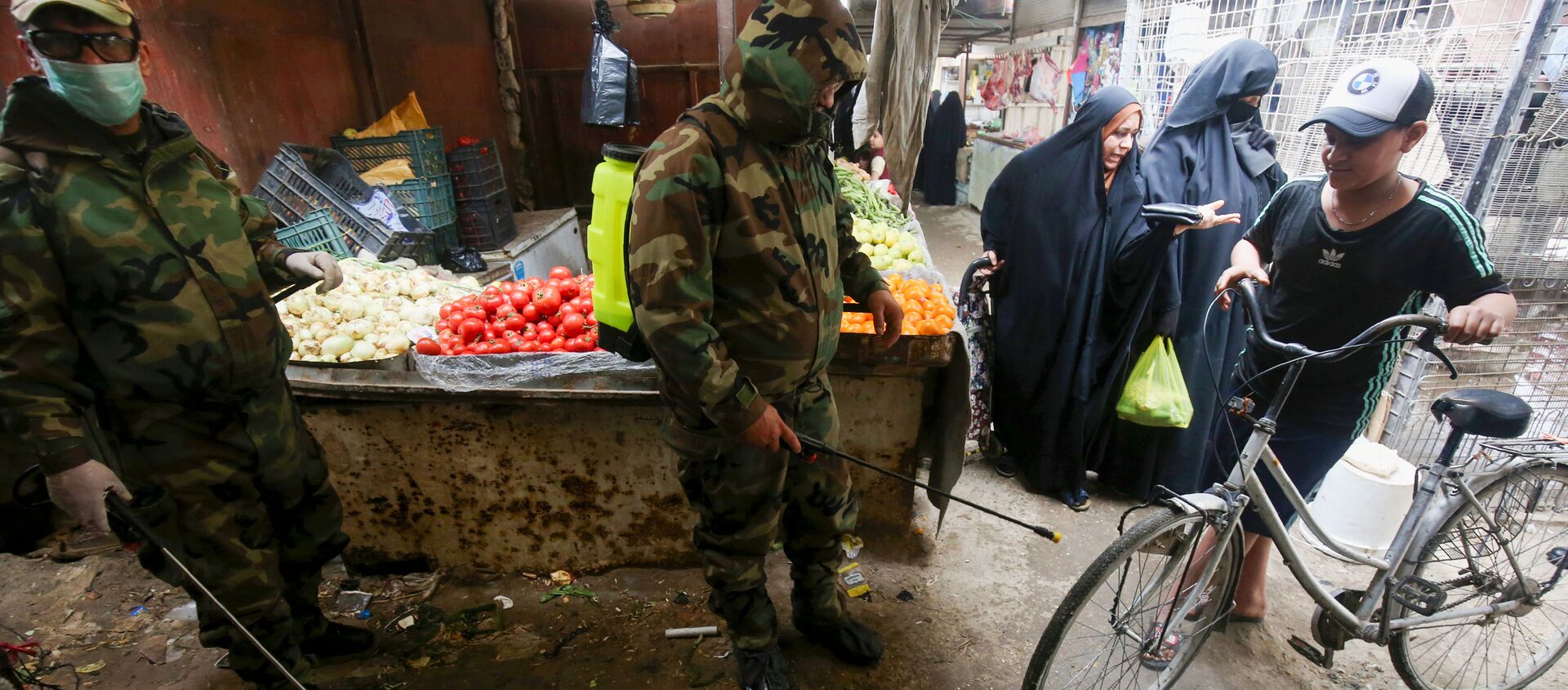 ضابط الدفاع المدني العراقي يقوم بتطهير الأماكن التجارية في ضواحي بغداد، في ظل انتشار فيروس كورونا في العراق 28  مارس 2020 - سبوتنيك عربي, 1920, 22.03.2021