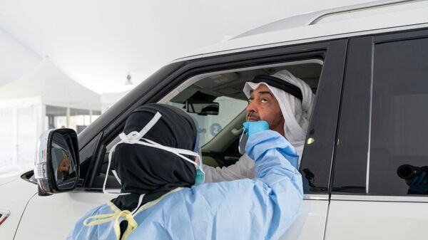 ولي عهد أبو ظبي الشيخ محمد بن زايد آل نهيان يجري اختبار لمرض فيروس كورونا (COVID-19) في مركز اختبار متنقل في أبو ظبي - سبوتنيك عربي