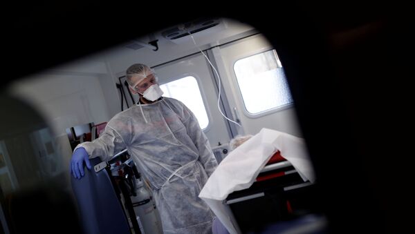 يتم تأمين المريض من قبل طاقم الإسعاف أثناء عملية الإنقاذ في ستراسبورغ في فرنسا مع استمرار انتشار فيروس كورونا - سبوتنيك عربي