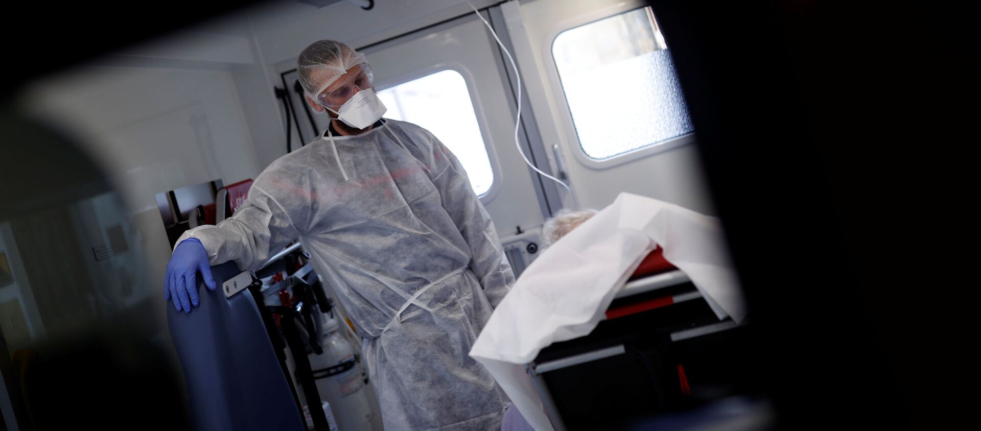 يتم تأمين المريض من قبل طاقم الإسعاف أثناء عملية الإنقاذ في ستراسبورغ في فرنسا مع استمرار انتشار فيروس كورونا - سبوتنيك عربي, 1920, 16.07.2020