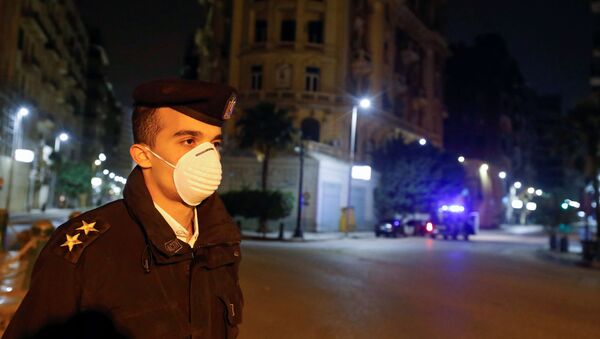 ضابط شرطة مصري أثناء تنفيذ حظر التجول بسبب كورونا - مصر - سبوتنيك عربي