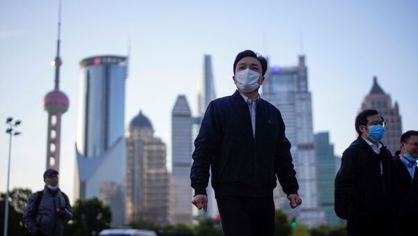 رجل يرتدي كمامة واقية من فيروس كورونا (كوفيد-19) في البر الرئيسي للصين مارس/ آذار 2020 - سبوتنيك عربي