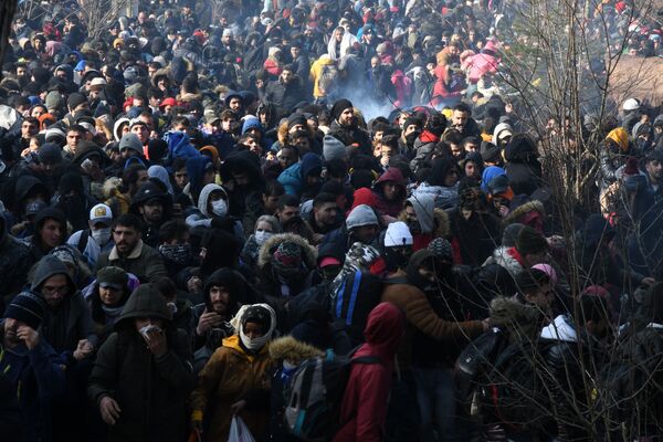 حشد من اللاجئين على الحدود بين تركيا واليونان 29 مارس 2020 - سبوتنيك عربي