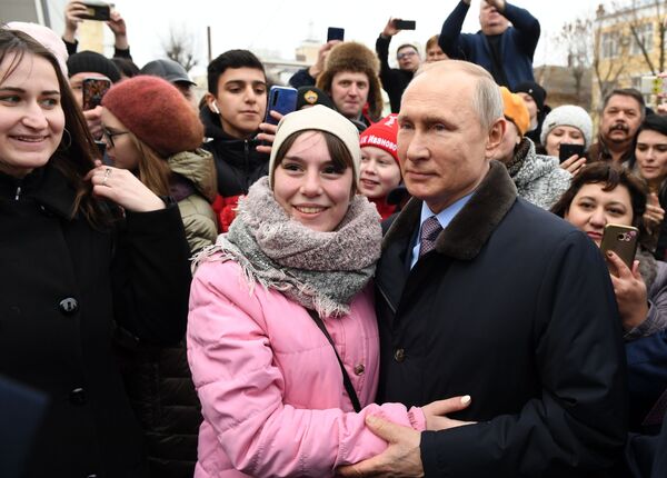 الرئيس الروسي فلاديمير بوتين يلتقي مع السكان المحليين بعد زيارة عيادة الأطفال في مستشفى المدينة السريري رقم 4 في إيفانوفو، 6 مارس 2020 - سبوتنيك عربي