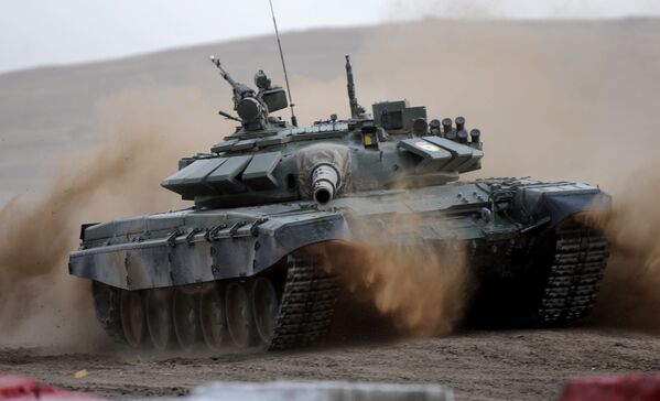 دبابة تي-72 في مسابقة بياثلون الدبابات في الحقل بورزيا نوفايا منطقة زاباي كالسكي كراي الروسية - سبوتنيك عربي