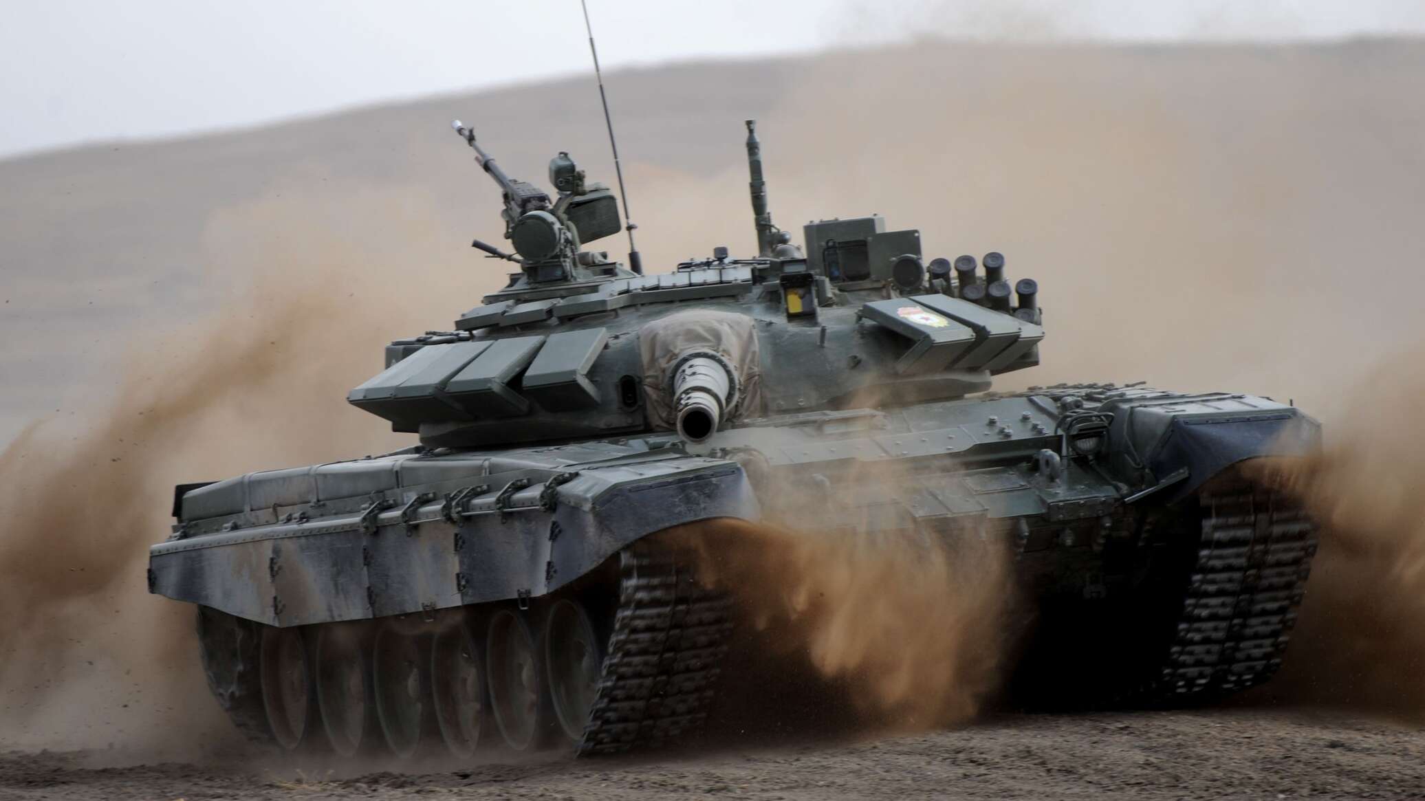دبابة "تي-72" الروسية تدمر مستودع ذخيرة للقوات المسلحة الأوكرانية... فيديو