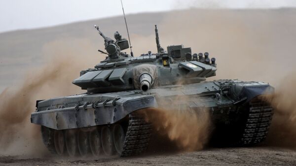 دبابة تي-72 في مسابقة بياثلون الدبابات في الحقل بورزيا نوفايا منطقة زاباي كالسكي كراي الروسية - سبوتنيك عربي