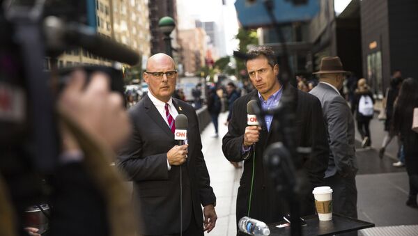 مذيع CNN كريس كومو وجيف غاليانو يتحدثان على الهواء أمام مبنى تايم وارنر حيث قام أفراد شرطة نيويورك بإزالة عبوة ناسفة - سبوتنيك عربي