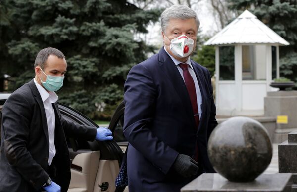 الرئيس الأوكراني السابق، زعيم حزب التضامن الأوروبي بترو بوروشينكو، قبل الاجتماع الاستثنائي لبرلمان أوكرانيا في كييف  30 مارس 2020 - سبوتنيك عربي