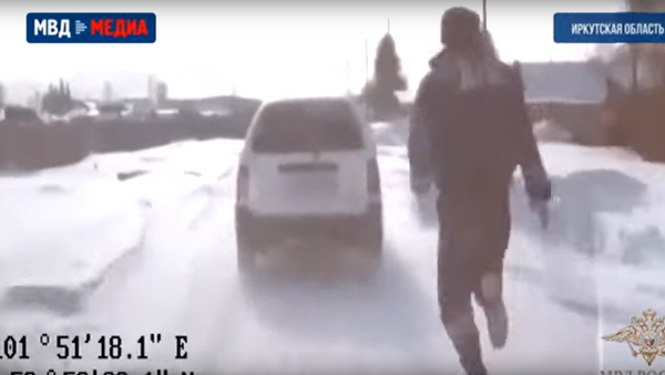 شرطي روسي يوقف سيارة بيديه الخاليتين - سبوتنيك عربي