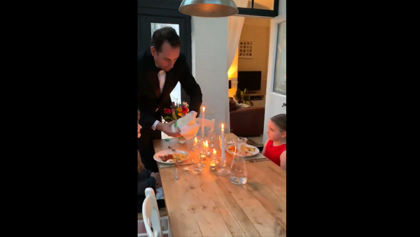 أب يحضر حفلة عشاء لأولاده  - سبوتنيك عربي