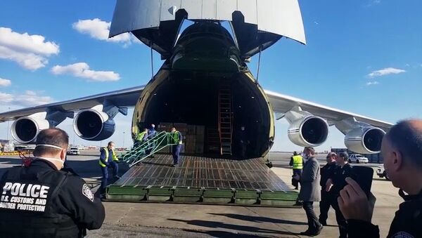 طائرة مساعدات روسية تحمل معدات طبية للولايات المتحدة تهبط في نيويورك - سبوتنيك عربي