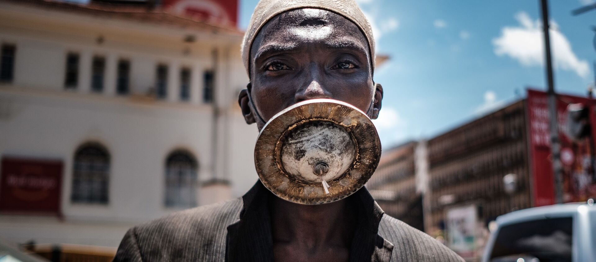 رجل يرتدي قناعًا من صنعه في كمبالا، أوغندا 1 أبريل 2020 - سبوتنيك عربي, 1920, 23.06.2021
