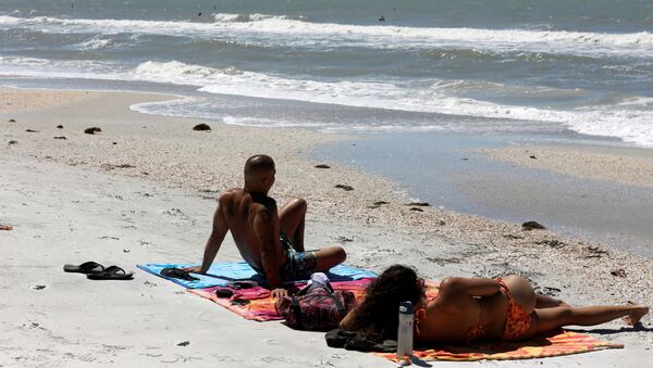 بعض الناس يقضون وقتهم على البحر، على الرغم من إغلاق شاطئ مقاطعة بينيلاس بسبب قيود مرض فيروس التاجي (COVID-19) في فلوريدا، الولايات المتحدة 1 أبريل 2020 - سبوتنيك عربي