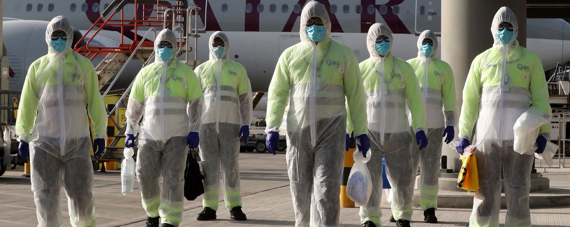 موظفو شركة قطر لخدمات الطيران يرتدون ملابس واقية كإجراء سلامة أثناء فيروس كورونا - سبوتنيك عربي, 1920, 06.04.2020