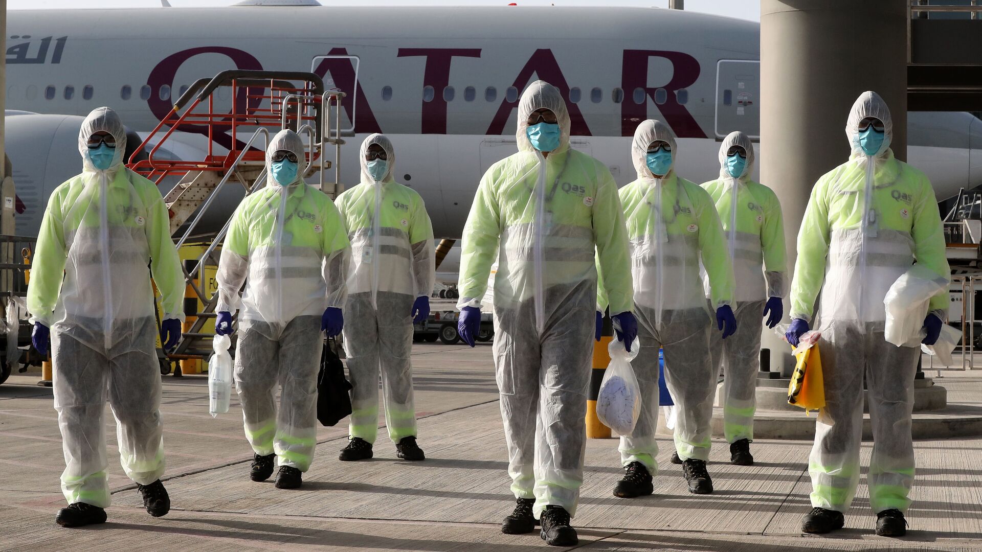 موظفو شركة قطر لخدمات الطيران يرتدون ملابس واقية كإجراء سلامة أثناء فيروس كورونا - سبوتنيك عربي, 1920, 30.01.2022