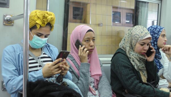 سيدات مصريات داخل مترو الأنفاق بعد تفشي فيروس كورونا في البلاد أبريل / نيسان 2020 - سبوتنيك عربي