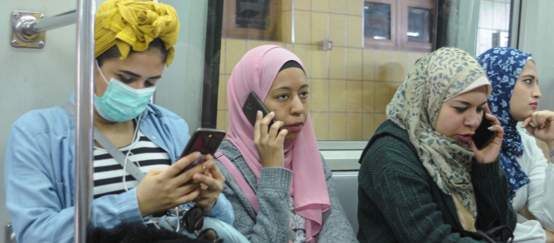 سيدات مصريات داخل مترو الأنفاق بعد تفشي فيروس كورونا في البلاد أبريل / نيسان 2020 - سبوتنيك عربي, 1920, 10.01.2021