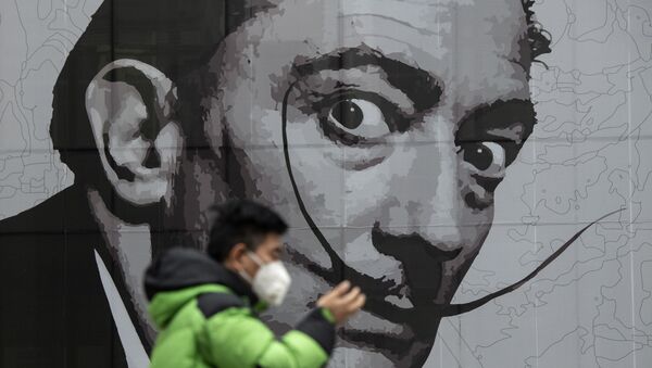 رجل يرتدي القناع الواقي يسير على خلفية جدارية في مركز تجاري في شنغهاي، الصين 7 فبراير 2020 - سبوتنيك عربي