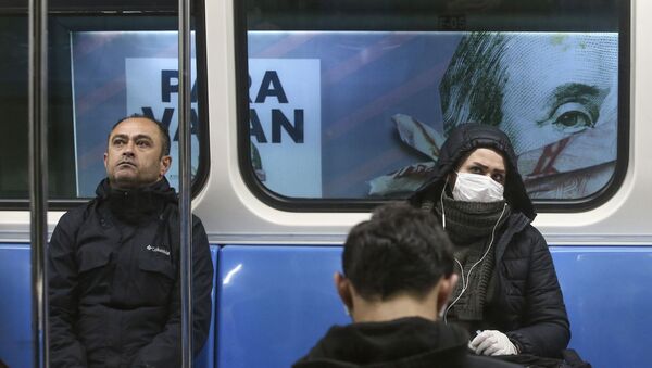Пассажиры метро в масках в Стамбуле ركاب في مترو، بعضهم يرتدون أقنعة واقية، خلفهم لوحة إعلانات لكتاب يظهر على غلافه صورة للرئيس الأمريكي بنجامين فرانكلين على ورقة نقدية فئة 100 دولار أمريكي، وسط اسطنبول، تركيا  25 مارس 2020 - سبوتنيك عربي