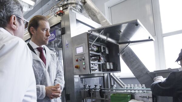 وزير الصناعة والتجارة الروسي دينيس مانتوروف يزور مصنع تصنيع المطهر اليدوي في Sanitelle في موسكو - سبوتنيك عربي