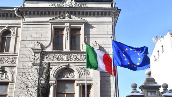 العلم الإيطالي يرفرف منكسا إلى نصف الصاري لتكريم القتلى في البلاد بسبب مرض فيروس كورونا أمام مبنى السفارة الإيطالية في موسكو في روسيا - سبوتنيك عربي