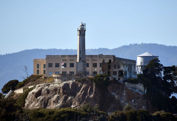 سجن فيدرالي مهجور وأقدم منارة تعمل في جزيرة ألكاترا في خليج سان فرانسيسكو، الولايات المتحدة - سبوتنيك عربي