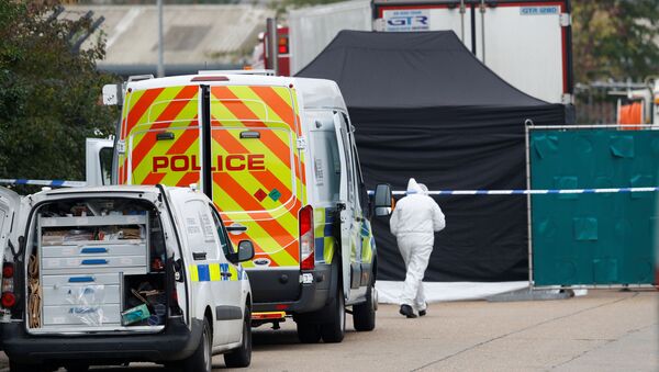 الشرطة في مكان الحادث حيث تم العثور على جثث في حاوية شاحنة في جرايز إسيكس في بريطانيا - سبوتنيك عربي