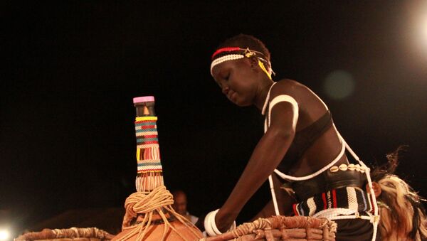 متسابقة في مسابقة ملكة جمال مالايكا 2010 المنعقدة في جوبا جنوب السودان توضح ممارسة تقليدية لقبيلة بول نوير - سبوتنيك عربي