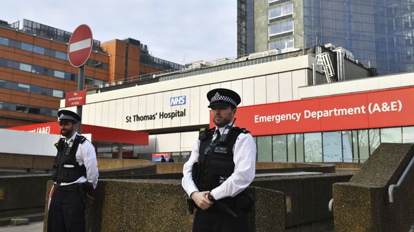 ضباط الشرطة يقفون خارج مستشفى سانت توماس في وسط لندن حيث لا يزال رئيس الوزراء بوريس جونسون في العناية المركزة - سبوتنيك عربي
