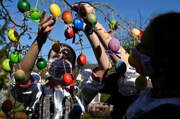 التحضيرات للاحتفال بعيد الفصح في قرية سوبلاهوف، على الرغم من انتشار فيروس كورونا في سلوفاكيا 7 أبريل 2020 - سبوتنيك عربي