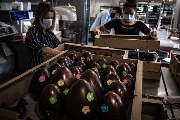 التحضيرات للاحتفال بعيد الفصح في لانديفيسيو، صانعة الشوكولاتة ديديه جيرار في محل للشوكولا في فورل، على الرغم من انتشار فيروس كورونا في فرنسا 7 أبريل 2020 - سبوتنيك عربي