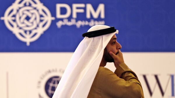 رد فعل تاجر إماراتي على آخر الأخبار في سوق دبي المالي في دبي بالإمارات العربية المتحدة - سبوتنيك عربي