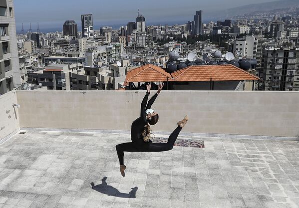 راقصة وفنانة مسرح كاراكلا تتدرب على سطح منزلها، خلال الحجر الصحي على خلفية تفشي وباء الفيروس التاجي كورونا في بيروت، لبنان 4 أبريل 2020 - سبوتنيك عربي