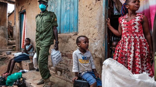 توزيع الوجبات الغذائية على أفقر المواطنين المتضررين من الحجر الصحي لفيروس كورونا في أوغندا، 4 أبريل 2020 - سبوتنيك عربي