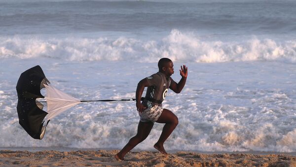 رياضي خلال دورة تدريبية على شاطئ ريسيريو دوس بانديرانتيس بيتش في ريو دي جانيرو، البرازيل 4 أبريل 2020 - سبوتنيك عربي