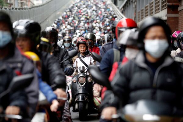 ركاب يرتدون أقنعة الوجه لحماية أنفسهم من مرض الفيروس التاجي (كوفيد-19)، خلال حركة المرور في ساعة الذروة الصباحية في العاصمة تايبيه، تايوان 8 أبريل 202 - سبوتنيك عربي
