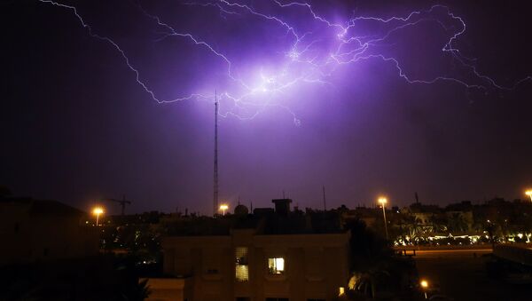 وميض برق في السماء فوق منطقة الرميثية في مدينة الكويت خلال عاصفة، الكويت 7 أبريل 2020 - سبوتنيك عربي