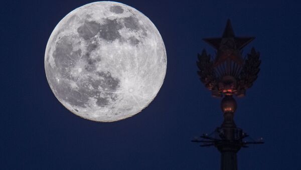 القمر العملاق في موسكو، روسيا 7 أبريل 2020 - سبوتنيك عربي