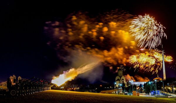 الألعاب النارية في حديقة النصر في منطقة بوكلونايا غورا للاحتفال بالذكرى الـ 75 لتحرير براتيسلافا (في سلوفاكيا) من الغزاة النازيين، 4 أبريل 2020 - سبوتنيك عربي