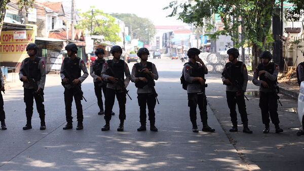 رجال شرطة يقفون أمام أحد سجون إندونيسيا - سبوتنيك عربي