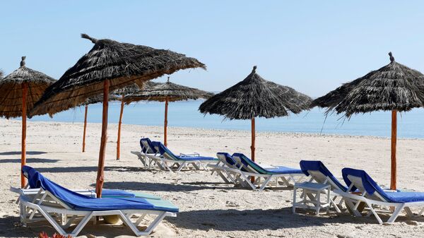 شاطئ خالي من السياح بالقرب من فندق هاسدرابل في مدينة الحمامات، تونس 12 مارس / آذار 2020 - سبوتنيك عربي