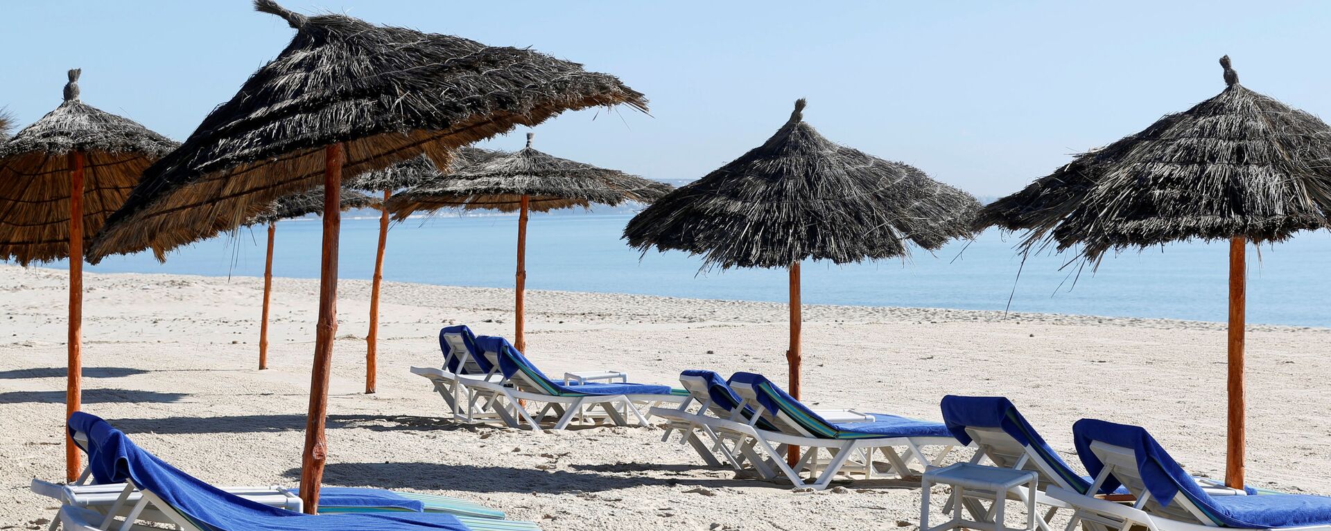 شاطئ خالي من السياح بالقرب من فندق هاسدرابل في مدينة الحمامات، تونس 12 مارس / آذار 2020 - سبوتنيك عربي, 1920, 06.07.2021